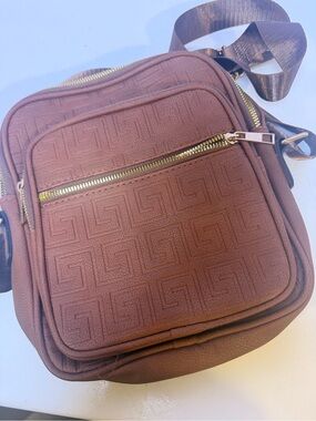 The Julia Pebble Vegan Leather Crossbody Bag by Kate and Khloe